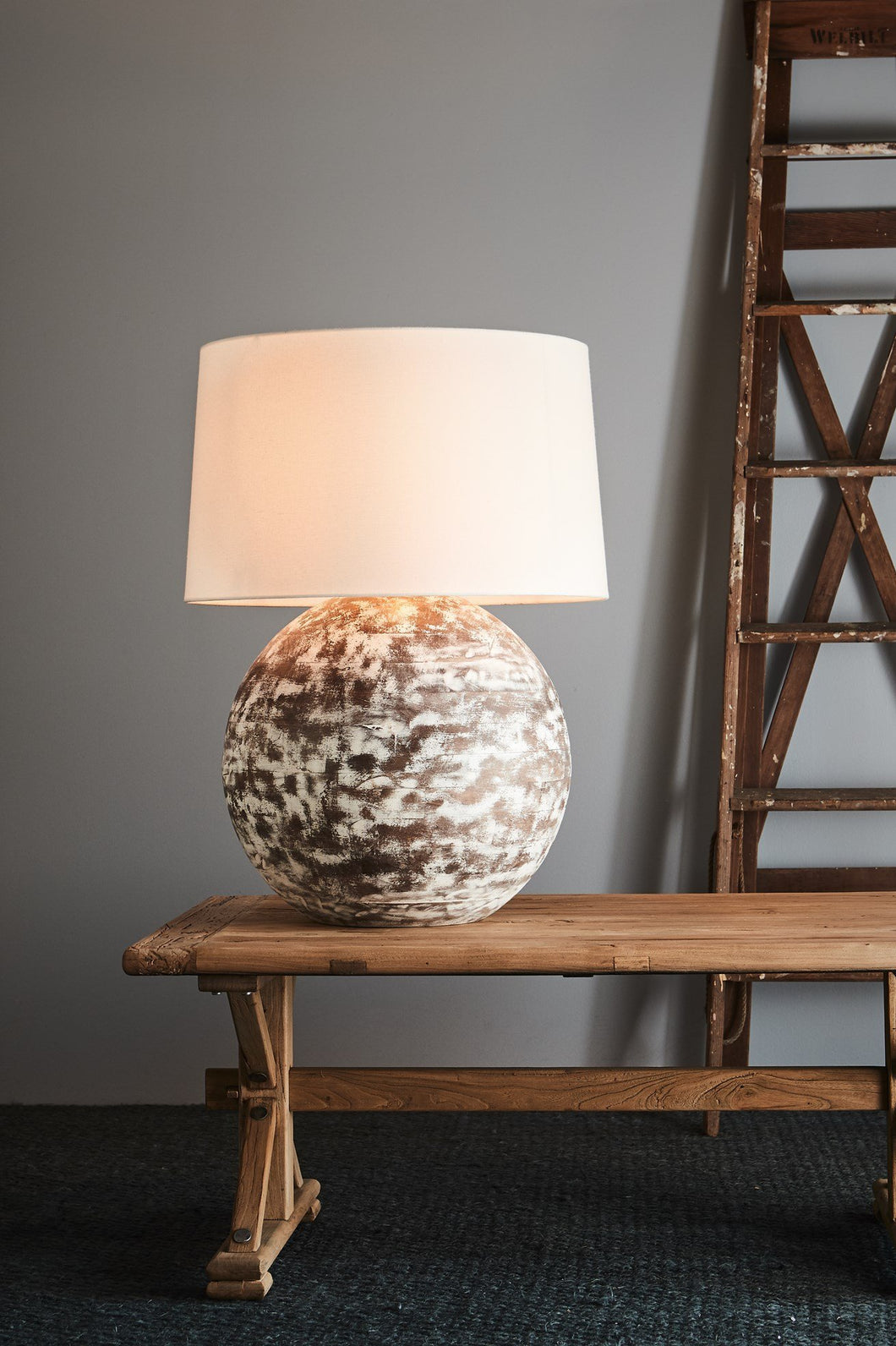 Zaffero Boule Large - Distressed White - Turned Wood Ball Table Lamp | Lighting | app store dev @@ABC ///[option4] 十月五日 11:53 